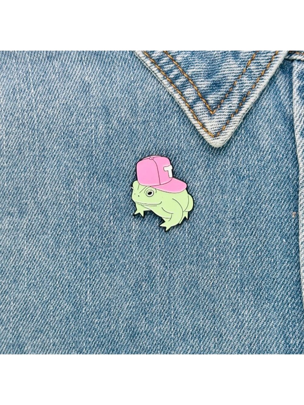 ⭐Pin Badge Brooch Enamel Frog With Hat Green Frogo Cool Toad Baseball Cap Metal⭐